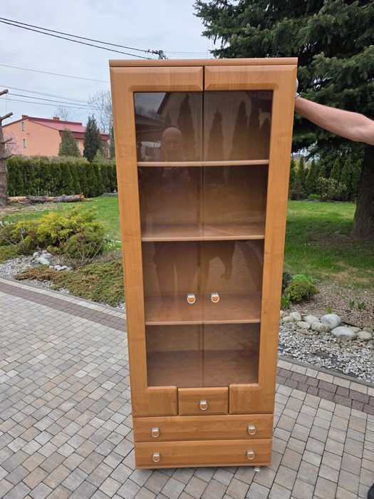 Biblioteczka, kredens, szafa.