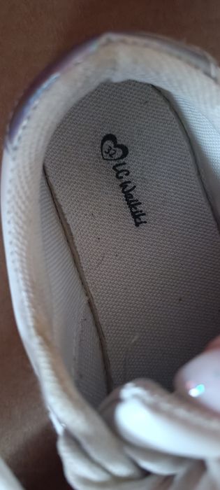 На дівчинку.    .