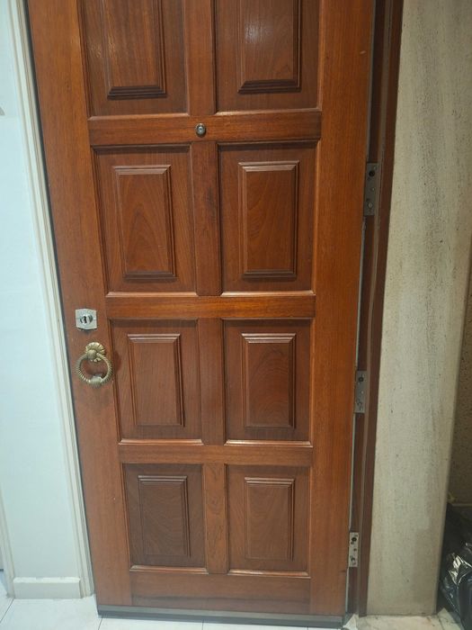 Vendo porta de entrada em mogno Maciço