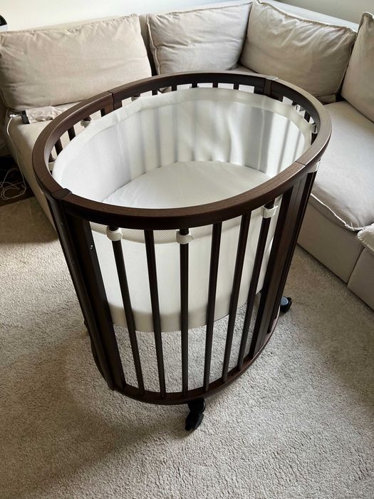 Cama Stokke® Sleepi Mini V3 (castanho) + Colchão + Lençóis + Tela