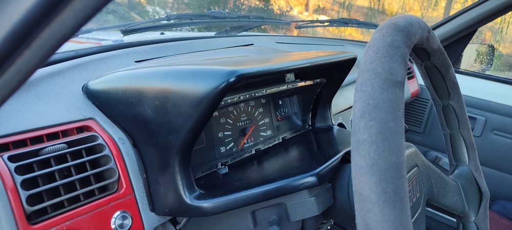 Peogeot 205 xad turbo de livrete.
 motor e kilometros originais. 
Bancos GTI
volante GTI
Carro fiável e muito econômico.