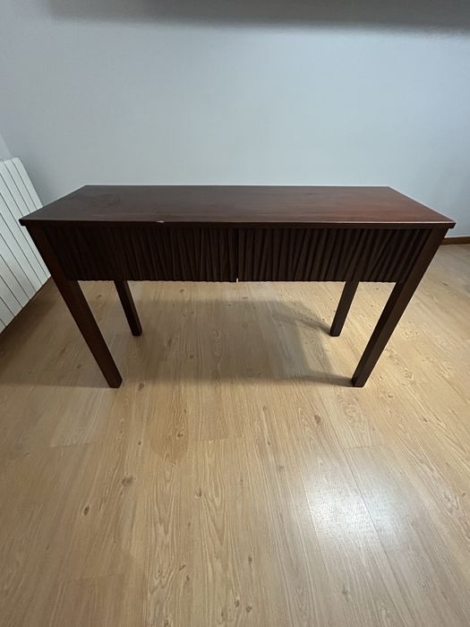 Consola / Aparador de Madeira com Gavetas Caneladas – Design Moderno
