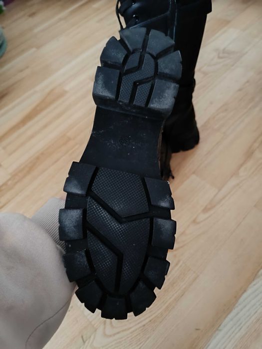 Damskie wysokie buty z paskami