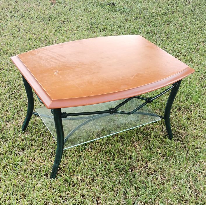 Mesa de centro estrutura metálica,com tampo em madeira e prateleira em