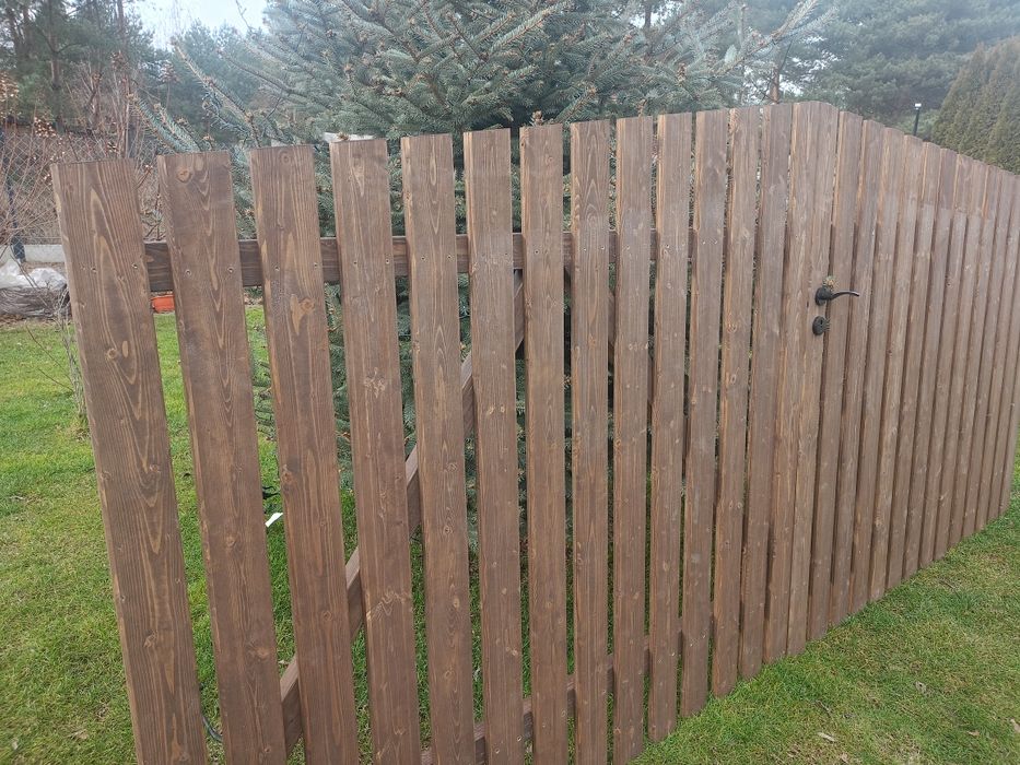 Brama ze sztachet drewnianych