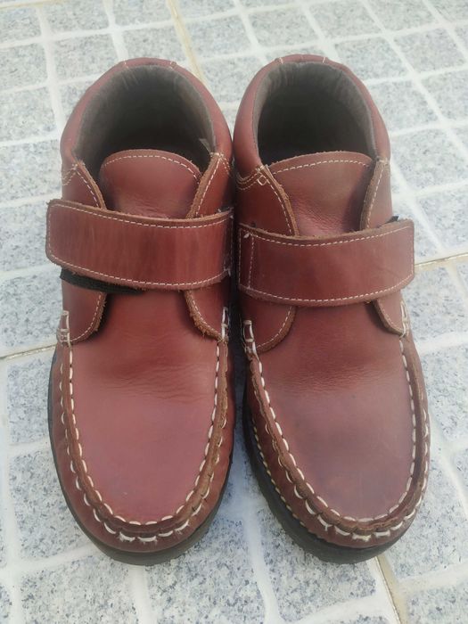 Sapatos em pele usados em bom estado