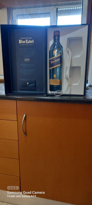 caixa vazia e respectivo recipiente