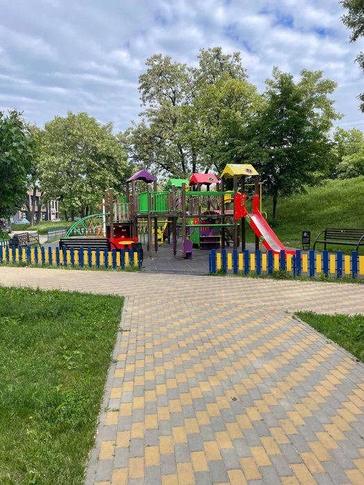Затишна квартира в цегляному будинку біля метро