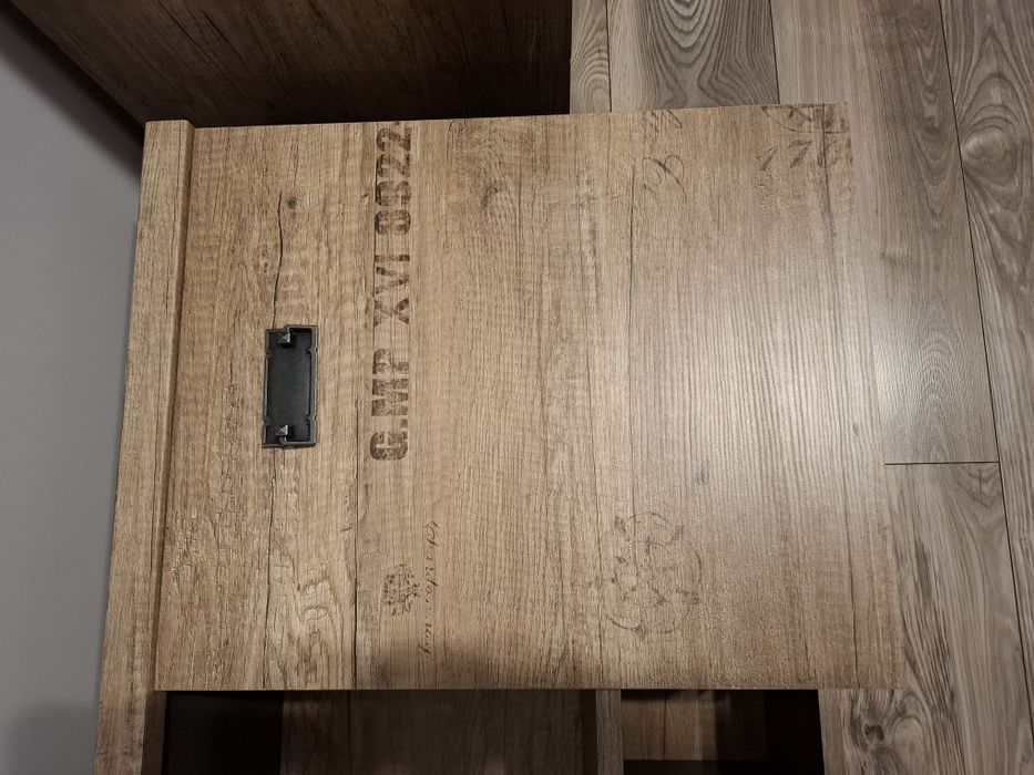 Szafka wisząca na ścianie