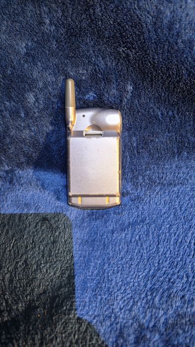 мобільний телефон Sony CMD-Z5