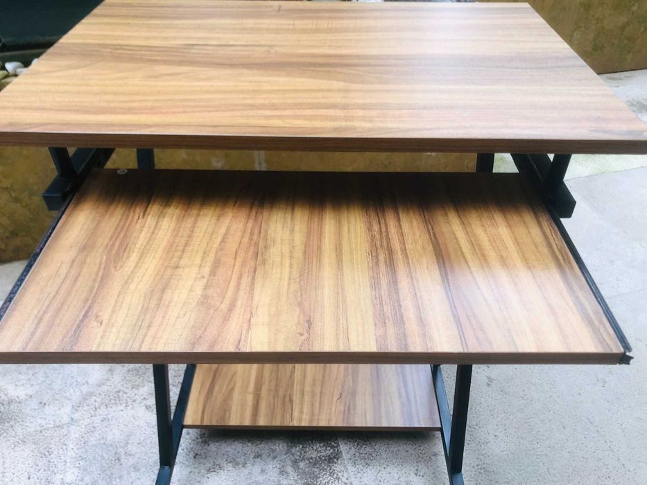 Mesa de contraplacado com gaveta