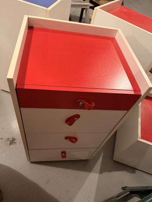 Armario com quatro gavetas quarto vermelho e azul e branco