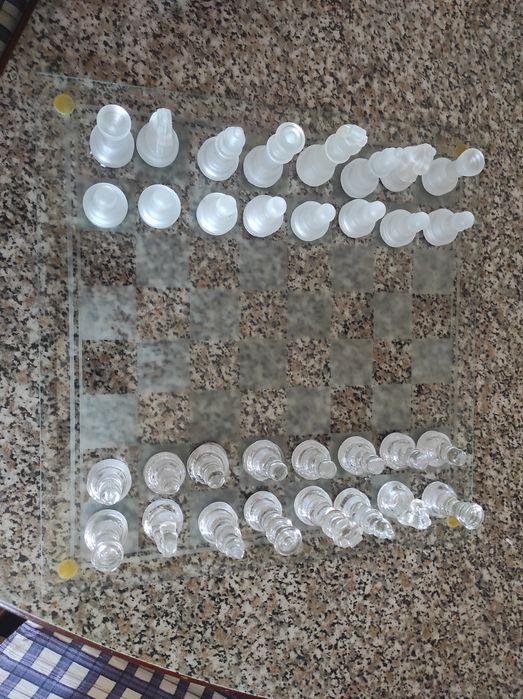 Xadrez , com peças de vidro baço e vidro transparente.