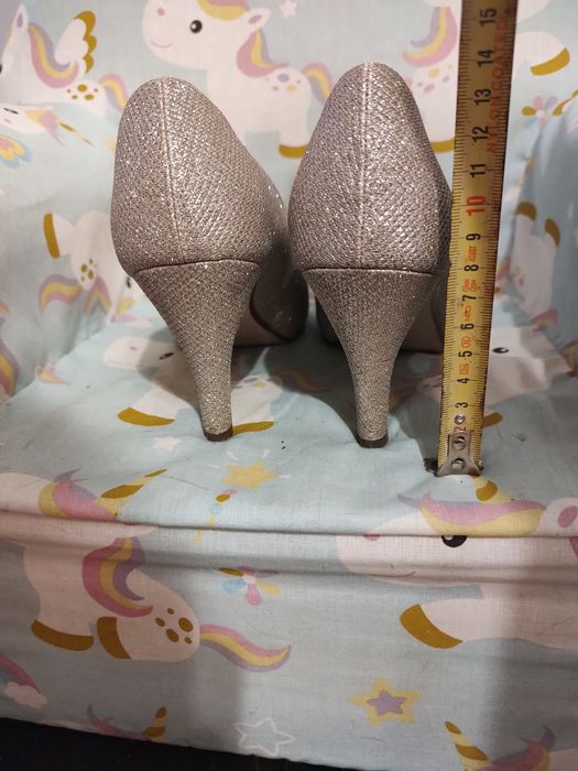 Złote brokatowe buty na obcasie