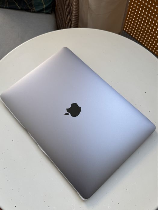 Laptop Macbook Air M1 8/256 - space gray - świetny stan!