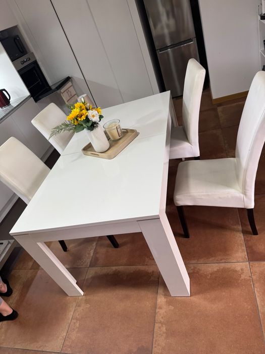 Mesa + 4 cadeiras