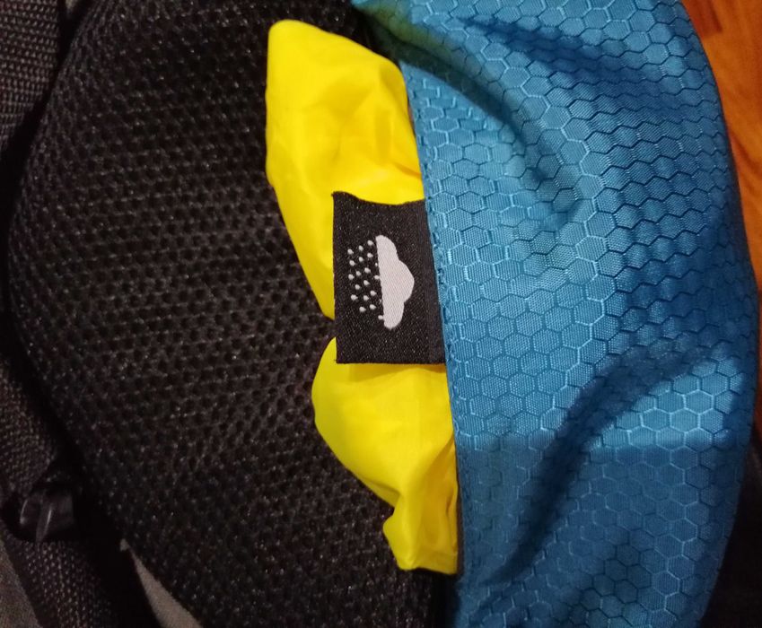 Mochilas 50x37x14 cm (com capa para chuva incluída) e 41x34x13cm