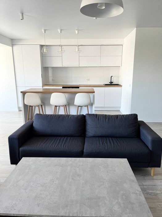 Продам простору квартиру-студію з панорамним виглядом по Коновальця