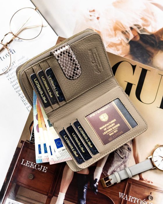 kompaktowy portfel damski z egzotycznym wzorem - peterson