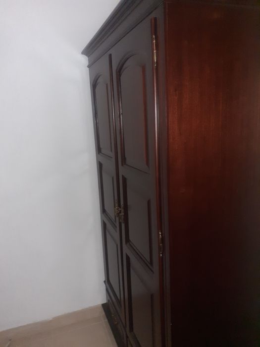 Armário/ roupeiro de madeira.
