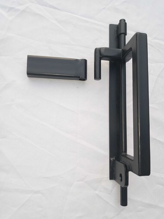 Ручка задвижка на откатные ворота.