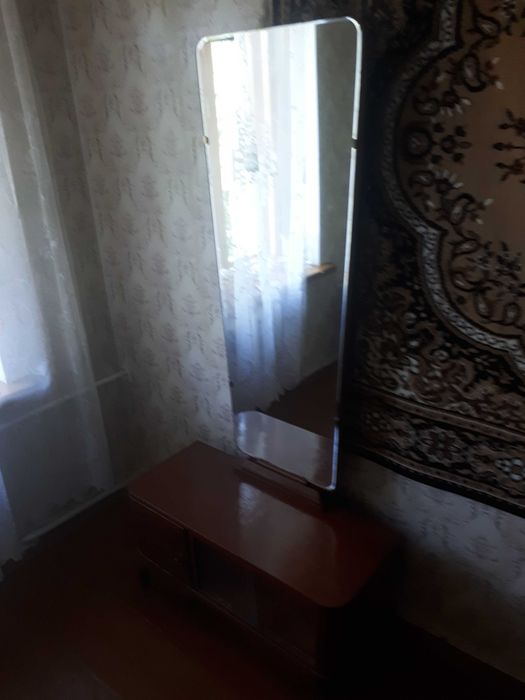 Трюмо з дзеркалом