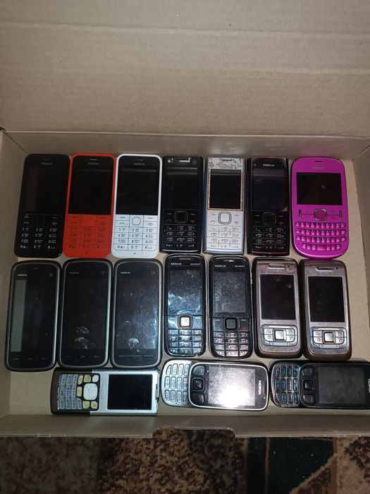 Лот з мобільних тиліфонів