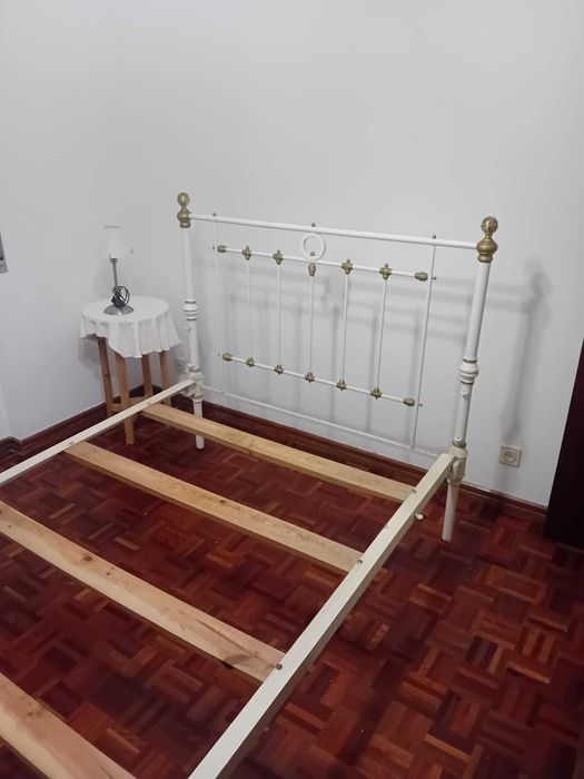 Cama antiga em ferro