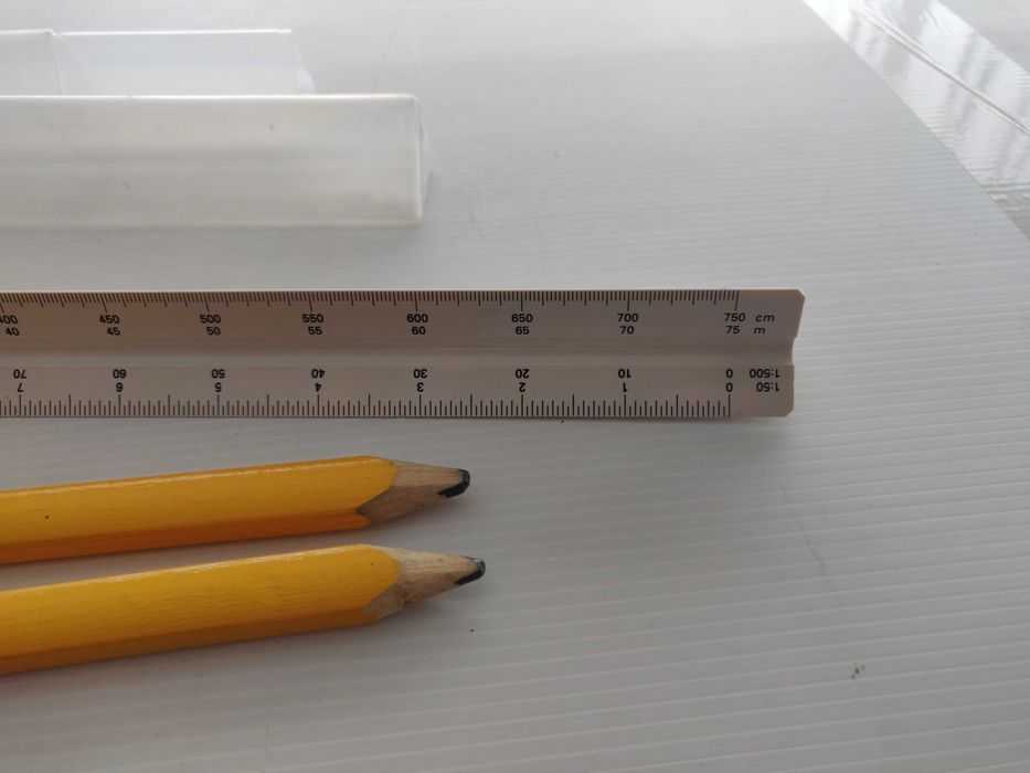 Lápis carpinteiro e régua