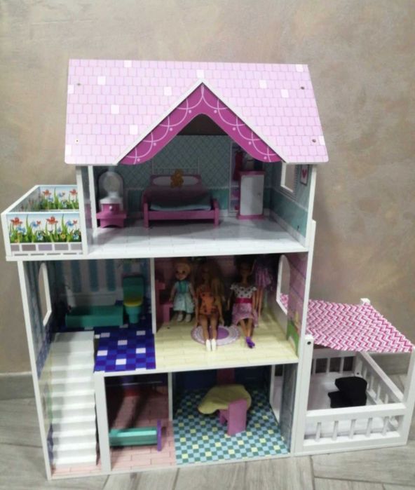 Casa de bonecas 3 andares com Pátio (inclui Mobília e acessórios)
