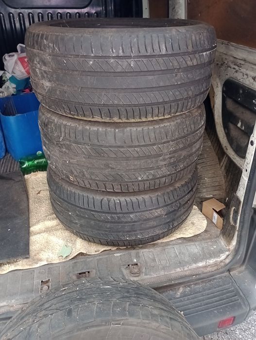 Pneus usados 3 Michelin e 1 Bridgestone 245/45/R17