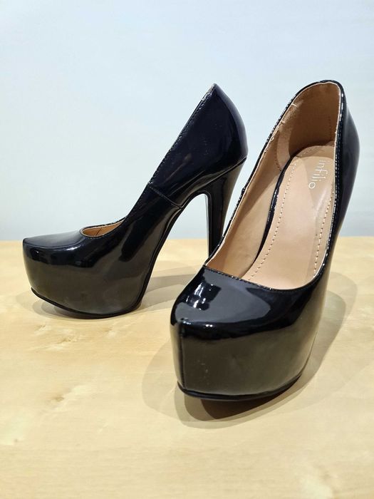 Czarne szpilki na platformie Infilio