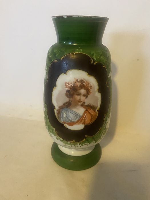 Jarra em vidro opalino pintada a mao
