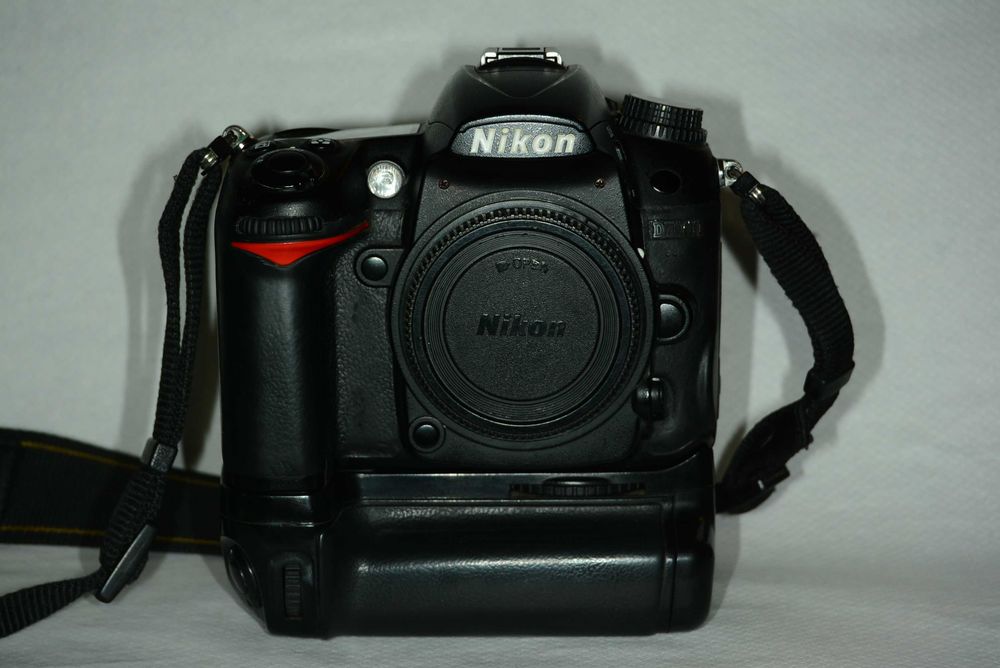 Nikon D7000 + AF-s Nikkor 18-70 + Grip