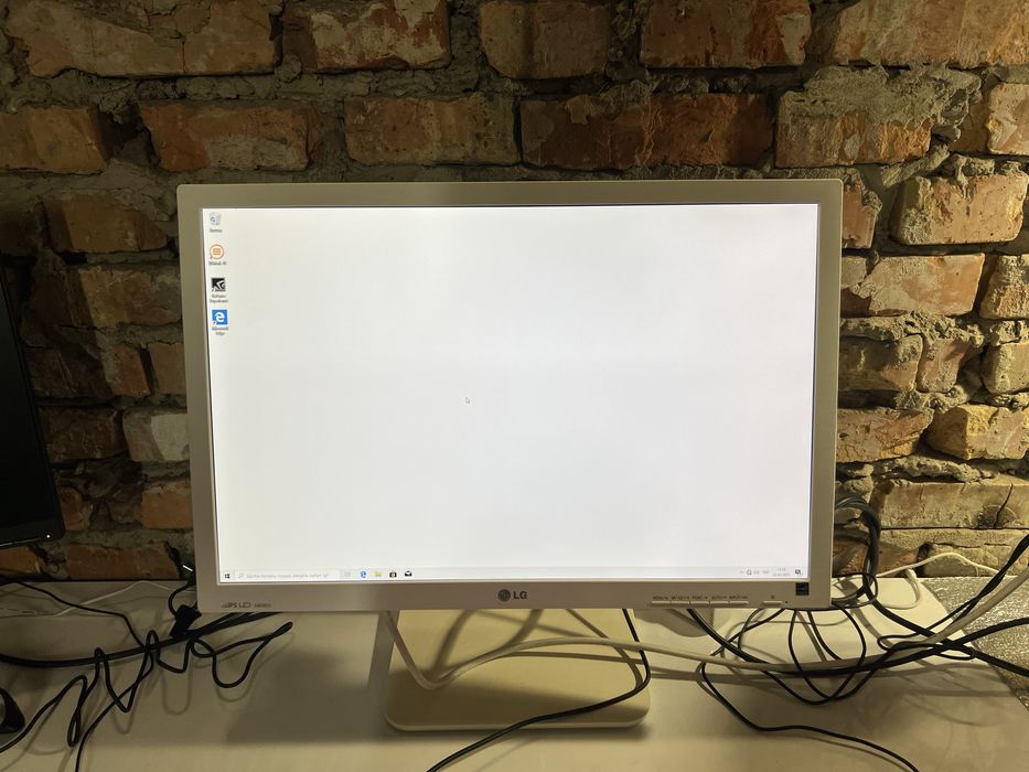 Монітор LG білий 24 діагональ