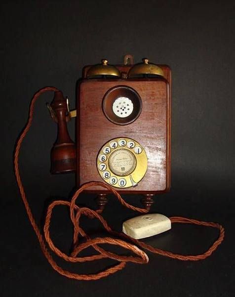 Telefone antigo de parede