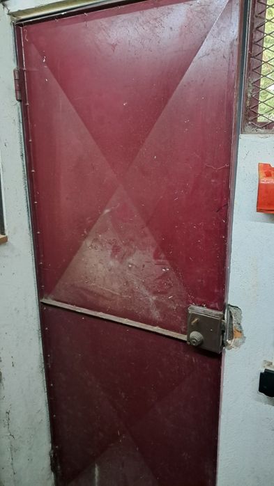 Porta em ferro + aro e grelhas laterais