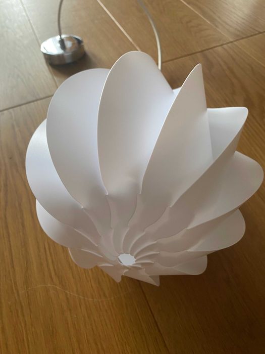 Minimalistyczna lampa Alva medium od duńskiej marki UMAGE