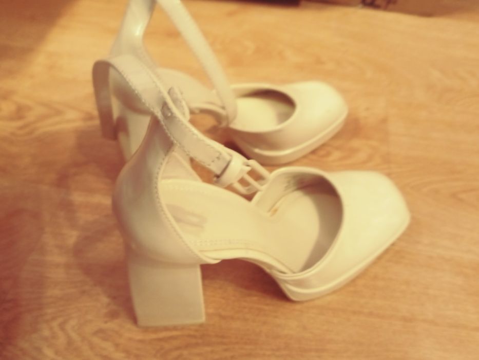 Buty lakier obcas kostka krem bershka 36
