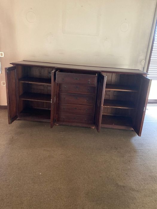 Aparador em madeira de qualidade