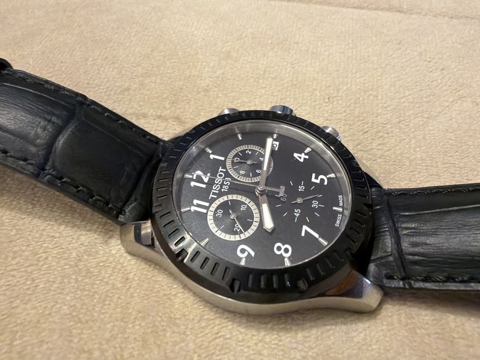 OPORTUNIDADE - Relógio preto - bracelete em pele - 100 metros resistência a água