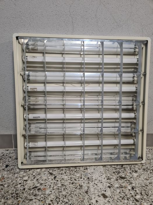 Conjunto de candeeiros  de tecto com lâmpadas.
