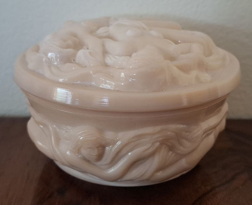 Curt Schlevogt Bohemia Róż puzderko Nimfy szkło prasowane