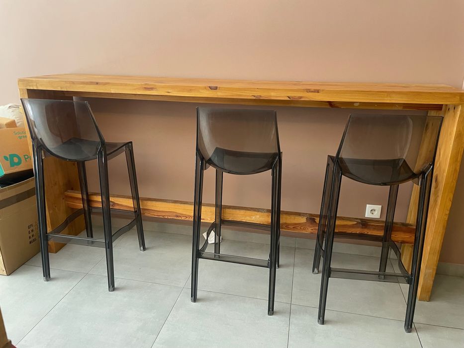 Mesa alto com cadeiras