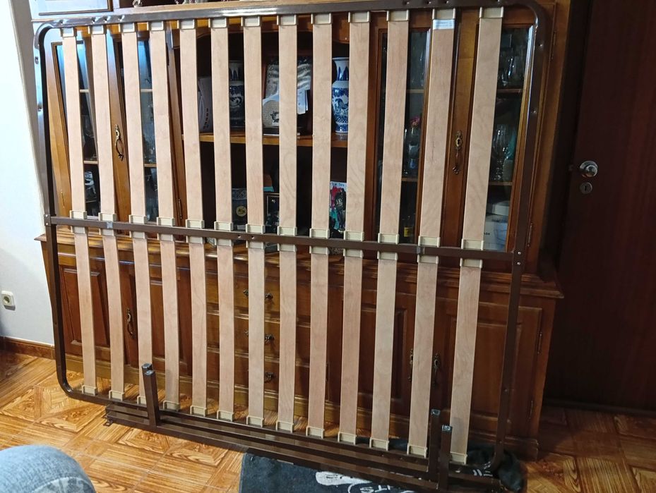 Cama. Estrado com pés, material em bom estado.