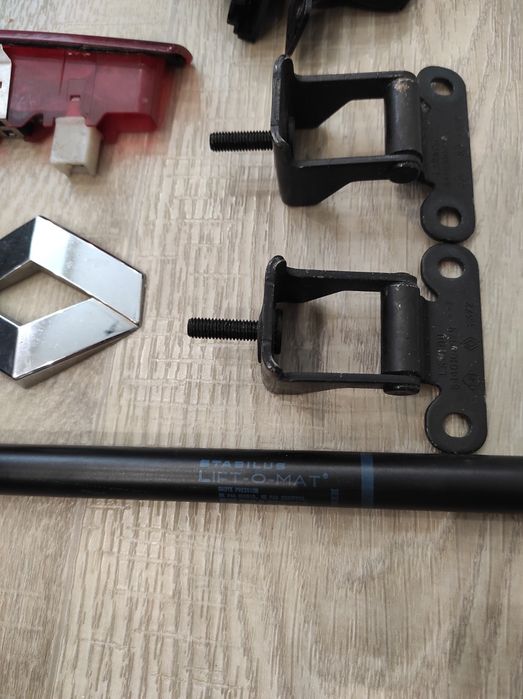 Амортизаторы задней лядыкрышки багажника