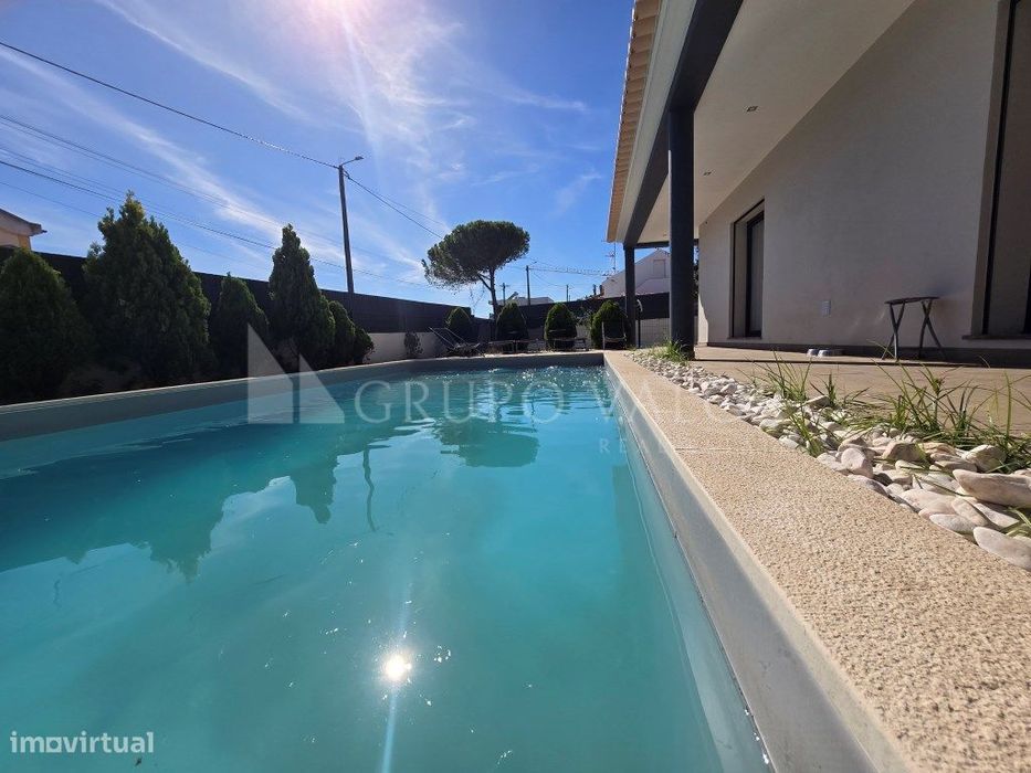 Moradia recente com piscina, 4 quartos, escritório e garagem