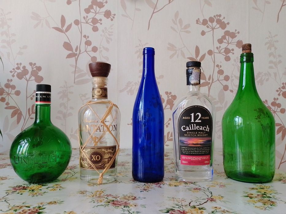 Стеклянные разноцветные бутылки. Для украшения интерьера и жидкостей.