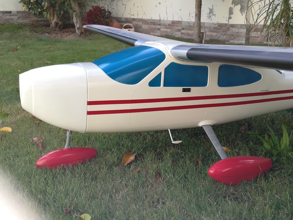 Avião Cesna Cardinal novo