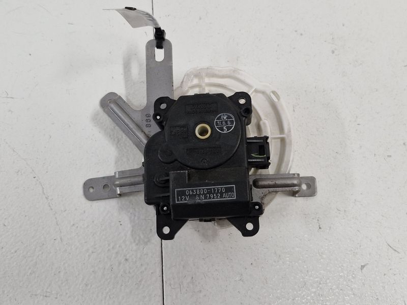 infiniti q70 m30 silniczek nagrzewnicy 063800-1770